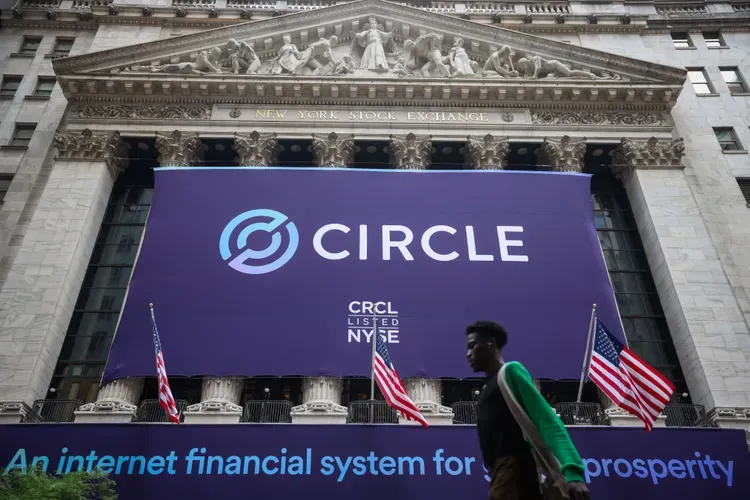 Circle品牌在紐約證券交易所的CRCL上市期間展示,前景中有旗幟和行人